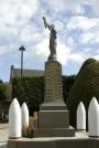 Le monument aux morts de profil